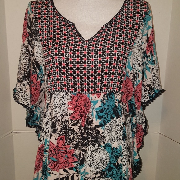 C EST. 1946 Tops - Like New! Floral Blouse